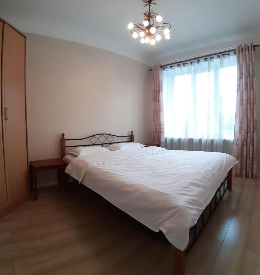 Aura On Erkindik Boulevard Bishkek Bagian luar foto